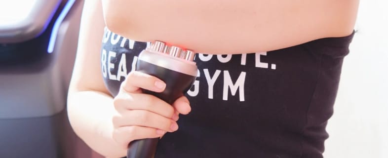 スタッフが機械をお客さんに押し当てている様子